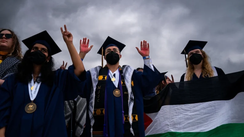 Estudantes protestam ao sair da cerimônia de formatura da Universidade George Washington enquanto a presidente da GWU, Ellen Granberg, discursa no National Mall, em Washington, D.C., em 19 de maio de 2024 (Kent Nishimura/Getty Images)