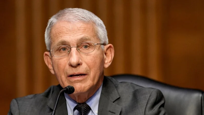 Anthony Fauci, diretor do Instituto Nacional de Alergia e Doenças Infecciosas, testemunha durante uma audiência no Senado dos EUA em Washington, em 11 de maio de 2021. (Greg Nash/Pool/AFP via Getty Images)
