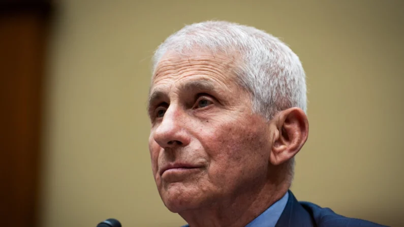 Anthony Fauci testemunha perante o Subcomitê Selecionado sobre a Pandemia do Coronavírus em Washington em 3 de junho de 2024. (Madalina Vasiliu/The Epoch Times)
