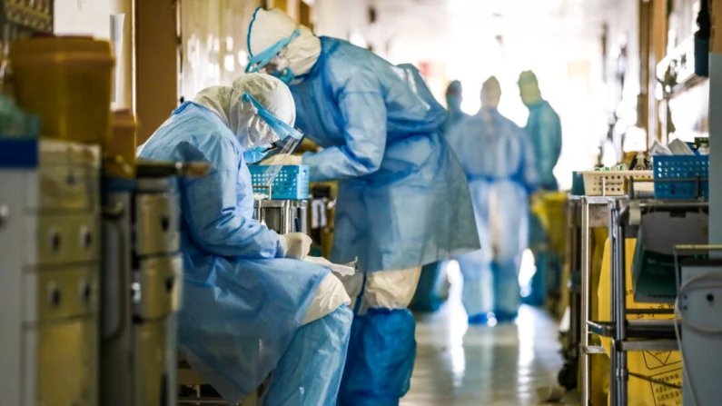 Membros da equipe médica que trabalham na ala de isolamento do Hospital da Cruz Vermelha de Wuhan, em Wuhan, província de Hubei, China, em 16 de fevereiro de 2020. (AFP via Getty Images)
