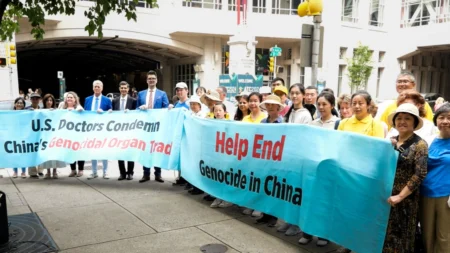 Manifestação fora do Congresso Americano de Transplante pede o fim da extração forçada de órgãos na China