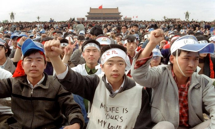 Estudantes da Universidade de Pequim se reúnem com milhares de outros durante uma grande manifestação na Praça Praça da Paz Celestial ao iniciarem uma greve de fome como parte do protesto em massa pró-democracia contra o regime chinês em 18 de maio de 1989. (Catherine Henriette/AFP/Getty Images)
