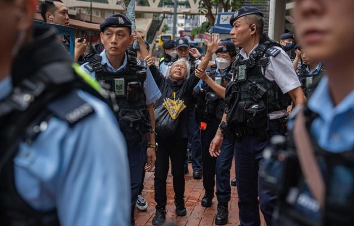 Alexandra Wong (C, cabelo branco), ativista conhecida como Grandma Wong, é detida por policiais em Causeway Bay, perto do Victoria Park, em Hong Kong, China, em 4 de junho de 2024. Por quase três décadas, as pessoas em Hong Kong comemoraram o aniversário de 04 de junho da repressão mortal da China aos manifestantes na Praça da Paz Celestial com uma vigília à luz de velas no Victoria Park (EFE/EPA/LEUNG MAN HEI)