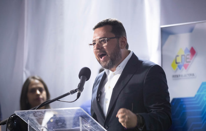 Foto de arquivo de 22 de março de 2024 do candidato da oposição Antonio Ecarri durante um discurso após registrar sua candidatura para as eleições de 28 de julho na sede do Conselho Nacional Eleitoral (CNE) em Caracas (EFE/ Rayner Peña R.)