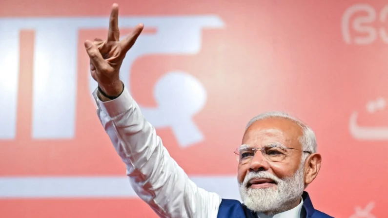 O primeiro-ministro da Índia, Narendra Modi, faz sinal de vitória na sede do Partido Bharatiya Janata (BJP) para comemorar a vitória do partido nas eleições gerais do país, em Nova Delhi, 4 de junho de 2024. (Money Sharma/AFP via Getty Images)
