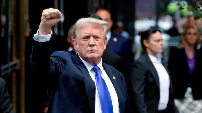 O ex-presidente e candidato presidencial republicano Donald Trump levanta o punho ao retornar à Trump Tower após ser condenado em seu julgamento criminal na cidade de Nova York, em 30 de maio de 2024. (Timothy A. Clary/AFP via Getty Images)
