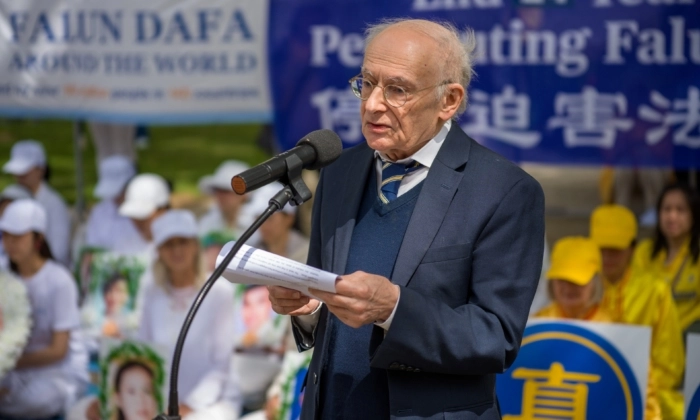 O advogado de direitos humanos David Matas fala em um evento que marca o 24º ano da perseguição contínua do regime chinês ao Falun Gong, em Londres, em 15 de julho de 2023 (Yanning Qi/The Epoch Times)