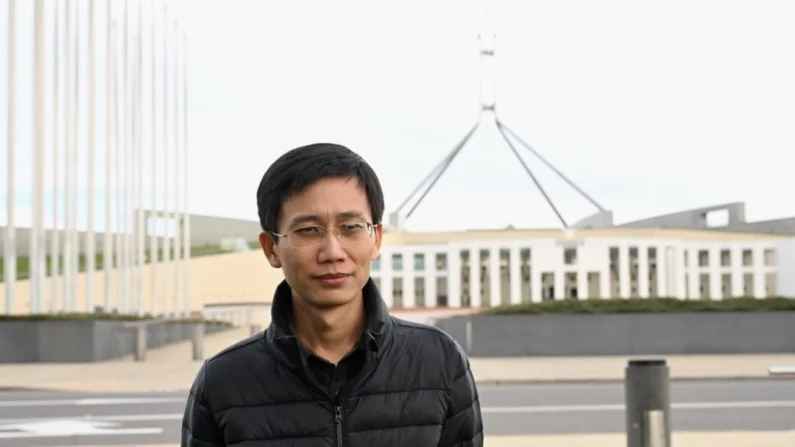 Eric, um ex-espião chinês que desertou do Ministério de Segurança Pública da China, fala à mídia em frente ao Parlamento em Canberra, Austrália, em 4 de junho de 2024. (AAP Image/Lukas Coch)
