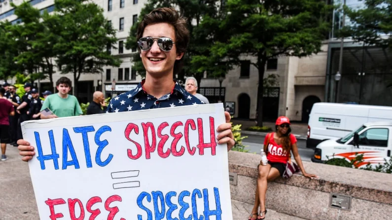 Pessoas participam de um comício "Exija Liberdade de Expressão" no Freedom Plaza, em Washington, em 6 de julho de 2019. (Stephanie Keith/Getty Images)
