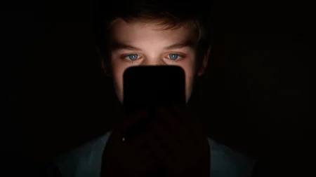 O vício em Internet em adolescentes pode afetar negativamente a função cerebral, afirma estudo