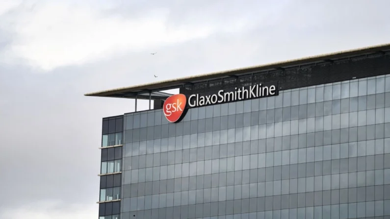 O logotipo da multinacional farmacêutica britânica GlaxoSmithKline no topo de sua sede em Londres, em 2 de fevereiro de 2022. (Justin Tallis/AFP via Getty Images)
