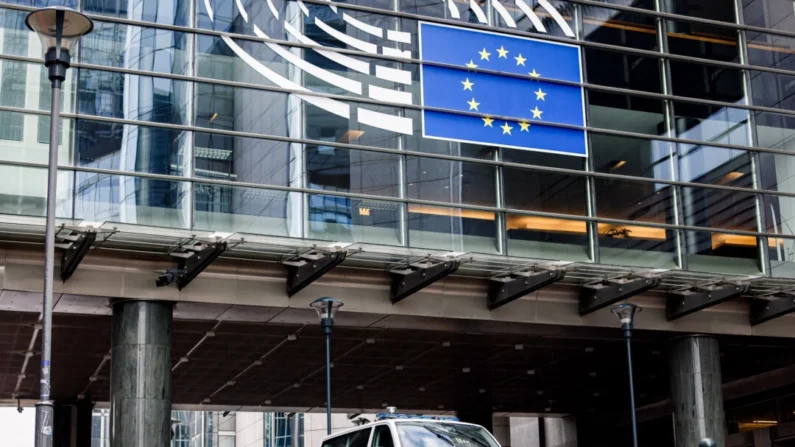 Um veículo policial está estacionado em frente ao prédio do Parlamento Europeu em Bruxelas, Bélgica, em 29 de maio de 2024. (Kenzo Tribouillard/AFP via Getty Images)