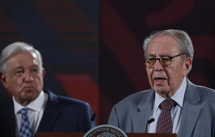 O secretário de Saúde, Jorge Alcocer, fala durante uma entrevista coletiva com o presidente mexicano Andrés Manuel López Obrador na quinta-feira no Palácio Nacional da Cidade do México (EFE/ Mario Guzmán)