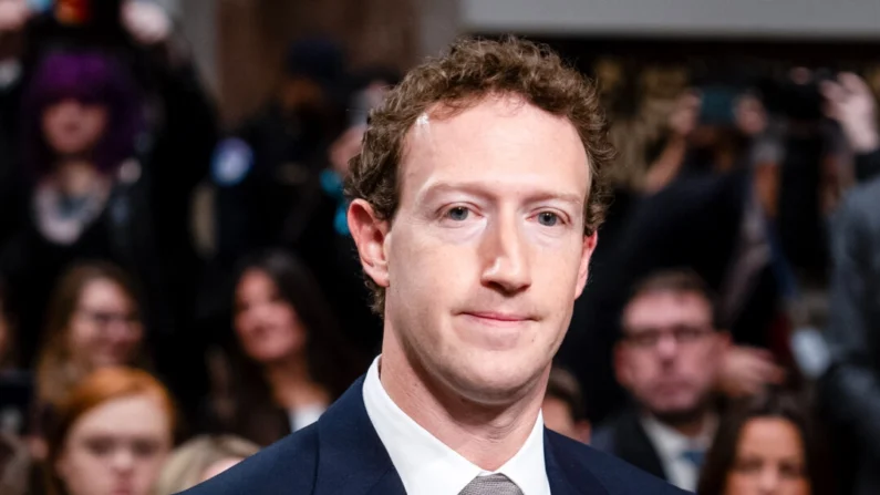 O fundador e CEO da Meta, Mark Zuckerberg, chega para testemunhar perante o Comitê Judiciário do Senado em Washington, em 31 de janeiro de 2024. (Madalina Vasiliu/The Epoch Times)
