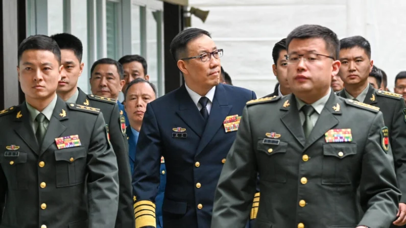 O ministro da Defesa da China, almirante Dong Jun (centro), chega com sua delegação para uma reunião bilateral com o secretário de Defesa dos EUA, Lloyd Austin, à margem da 21ª cúpula do Diálogo de Shangri-La no Shangri-La Hotel em Cingapura, em 31 de maio de 2024. (Roslan Rahman/AFP via Getty Images)

