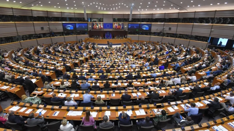 Eurodeputados participam na votação sobre a revisão do sistema de comércio de emissões da UE no Parlamento da União Europeia, em Bruxelas, em 22 de junho de 2022. (John Thys/AFP via Getty Images)
