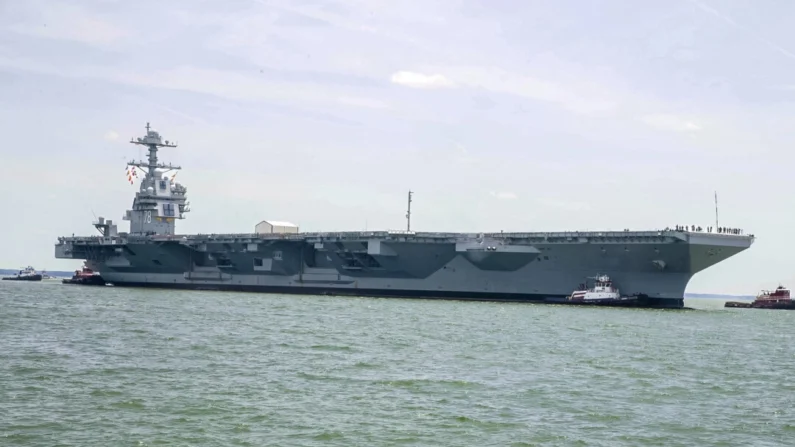 O USS Gerald R. Ford (CVN78) é empurrado por rebocadores enquanto o navio entra na Huntington Ingalls Newport News Shipbuilding em Newport News, Virgínia, em 15 de julho de 2018. (Especialista em comunicação de massa de 2ª classe Cat Campbell/Marinha dos EUA)
