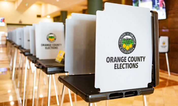 As bancas eleitorais do condado de Orange aguardam os eleitores dentro do Honda Center, que foi convertido em um local de votação, em Anaheim, Califórnia, em 16 de setembro de 2020. (John Fredricks/Epoch Times)
