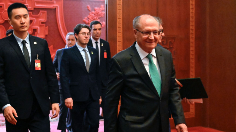 O vice-presidente do Brasil, Geraldo Alckmin (à direita), chega para uma reunião com o líder da China, Xi Jinping (não retratado), no Grande Salão do Povo em Pequim, em 7 de junho de 2024. (Foto de WANG Zhao / POOL / AFP) (Foto de WANG ZHAO/POOL/AFP via Getty Images)