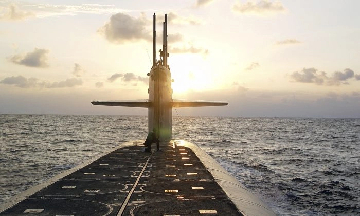 O submarino de mísseis balísticos da classe Ohio USS Wyoming se aproxima da Base Naval de Submarinos de Kings Bay, na Geórgia, em 9 de janeiro de 2008. (Tenente Rebecca Rebarich/Marinha dos EUA)
