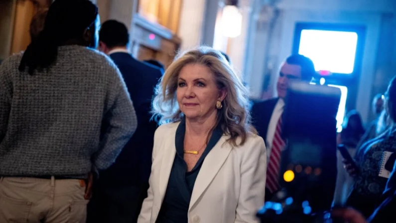 A senadora Marsha Blackburn (R-Tenn.) entra na Câmara do Senado no Capitólio, em Washington, em 23 de abril de 2024 (Andrew Harnik/Getty Images)
A senadora Marsha Blackburn (R-Tenn.) entra na Câmara do Senado no Capitólio, em Washington, em 23 de abril de 2024 (Andrew Harnik/Getty Images)
