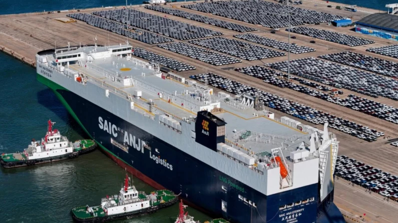 Carros para exportação aguardando para serem carregados no "SAIC Anji Eternity", um navio de fabricação nacional destinado à exportação de automóveis chineses, no porto de Yantai, na província de Shandong, leste da China, em 15 de maio de 2024. (STR/AFP via Getty Images)

