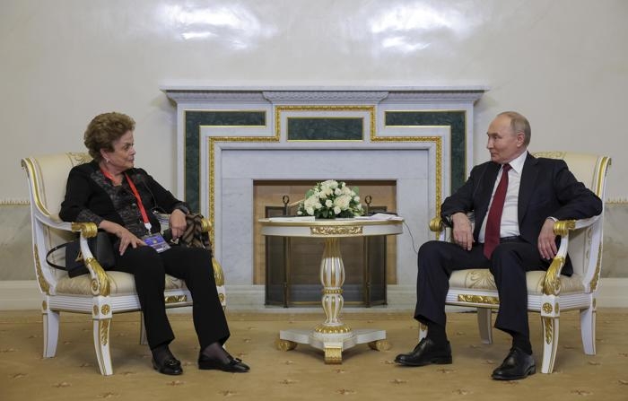 O líder russo Vladimir Putin (à direita) e a presidente do Novo Banco de Desenvolvimento (NDB) Dilma Rousseff participam de uma reunião paralela ao Fórum Econômico Internacional de São Petersburgo (SPIEF) em São Petersburgo, Rússia, em 06 de junho de 2024 (EFE/EPA/ANTON VAGANOV / POOL)