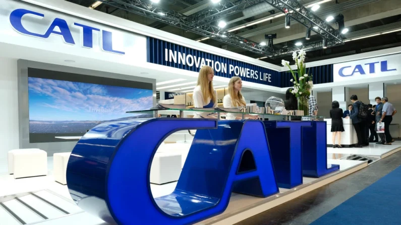 CATL, fabricante chinês de baterias elétricas, exibe seus produtos no IAA Frankfurt Auto Show 2019 em Frankfurt am Main, Alemanha, em 11 de setembro de 2019. (Sean Gallup/Getty Images)
