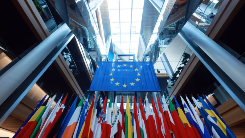 Bandeiras dos estados-membros da União Europeia em um átrio do edifício do Parlamento Europeu em 21 de maio de 2024 em Estrasburgo, França. Os 28 países membros da União Europeia realizarão eleições parlamentares europeias de 6 a 9 de junho (Foto: Johannes Simon/Getty Images)
