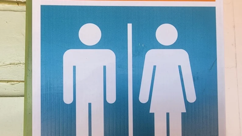 Símbolos indicando banheiros masculinos e femininos são vistos em Perth, Austrália, em 16 de março de 2024. (Susan Mortimer/The Epoch Times)
