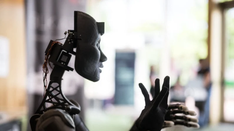 Um robô movido por inteligência artificial é exibido em um estande durante a Cúpula Global AI for Good da União Internacional de Telecomunicações (ITU) em Genebra, Suíça, em 30 de maio de 2024. (Fabrice Coffrini/AFP via Getty Images)

