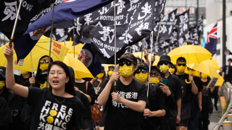 Manifestantes participam do protesto Stand With Hong Kong em 09 de junho de 2024 em Tóquio, Japão. Pessoas, principalmente de Hong Kong que vivem no Japão, se reuniram em comemoração ao 5º aniversário do início das manifestações contra uma nova proposta de lei de extradição realizada em Hong Kong em 9 de junho de 2019 (Foto de Tomohiro Ohsumi/Getty Images)