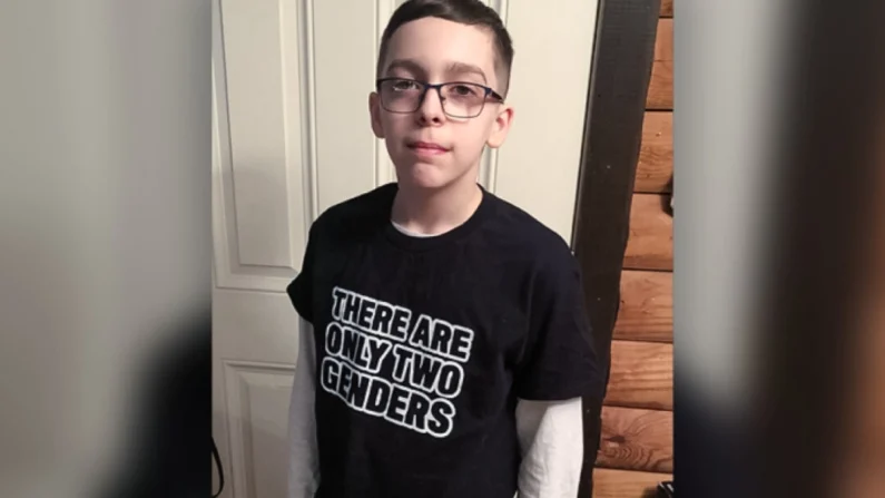 Liam Morrison, o estudante que foi proibido de usar uma camiseta com a frase "dois gêneros" na escola, em uma imagem de arquivo. (Cortesia da Alliance Defending Freedom)

