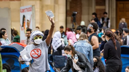 25 manifestantes pró-palestinos presos na UCLA enquanto a polícia esvazia o acampamento