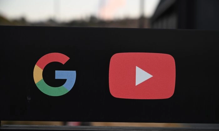 Os logotipos do Google e do YouTube são vistos na entrada dos escritórios do Google em Los Angeles, em 21 de novembro de 2019. (Robyn Beck/AFP via Getty Images)
