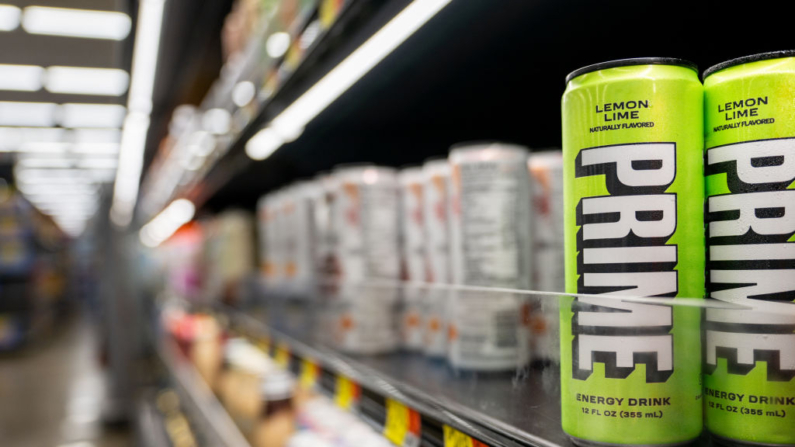 Bebidas energéticas PRIME são exibidas para venda nas prateleiras de um Walmart Supercenter em 10 de julho de 2023 em Austin, Texas (Foto: Brandon Bell/Getty Images)