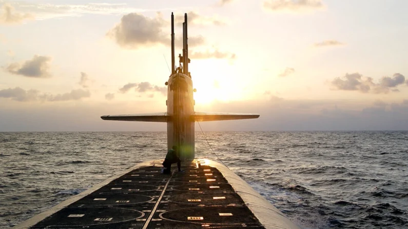 O submarino de mísseis balísticos da classe Ohio USS Wyoming se aproxima da Base Submarina Naval de Kings Bay, Geórgia, em 9 de janeiro de 2008. (Tenente Rebecca Rebarich/Marinha dos EUA)
