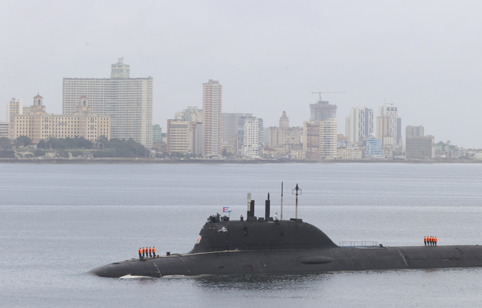 Foto mostrando um submarino pertencente à flotilha da Marinha russa na quarta-feira em Havana, Cuba (EFE/Ernesto Mastrascusa).