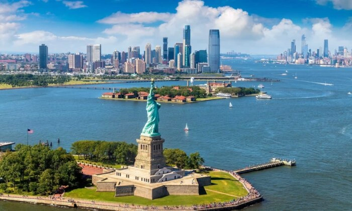 Vista aérea panorâmica da Estátua da Liberdade, de Jersey City e da paisagem urbana de Manhattan, em Nova Iorque (Sergii Figurnyi/Shutterstock)
