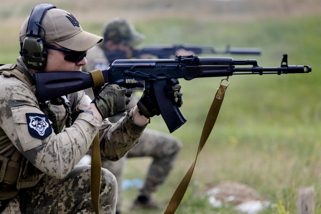 A Brigada Azov da Ucrânia agora está apta a receber armas e treinamento dos EUA, diz Departamento de Estado