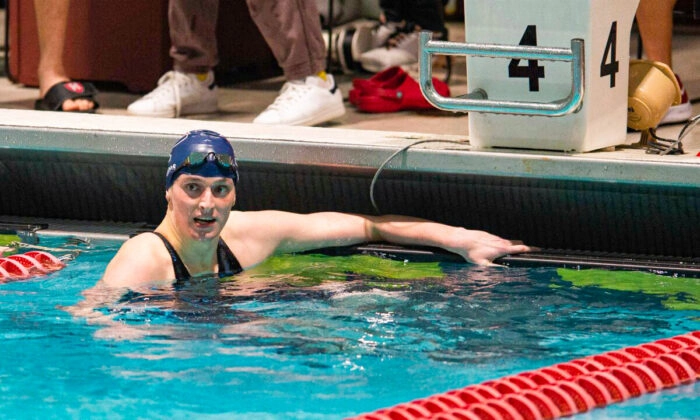 A nadadora da Universidade da Pensilvânia, Lia Thomas, observa depois de vencer as 200 jardas livres durante o Campeonato Feminino de Natação e Mergulho da Ivy League de 2022 em Blodgett Pool em Cambridge, Massachusetts, em 18 de fevereiro de 2022. (Kathryn Riley/Getty Images)
