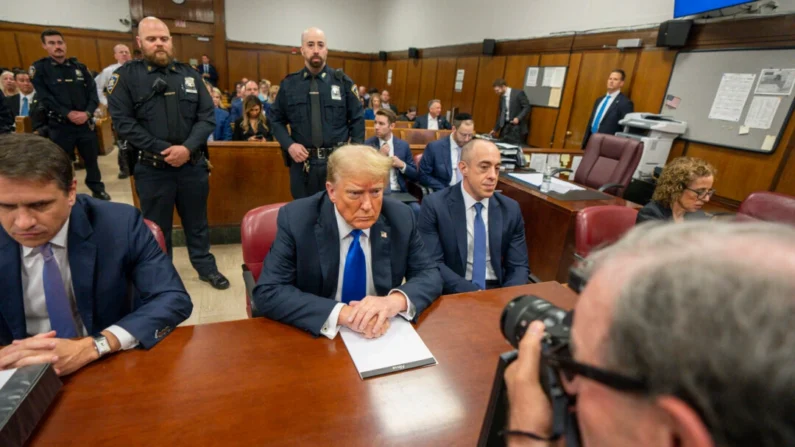 O ex-presidente dos EUA, Donald Trump, comparece ao tribunal para o julgamento de seu hush money no Tribunal Criminal de Manhattan, na cidade de Nova Iorque, em 30 de maio de 2024. (Steven Hirsch/Pool/Getty Images)