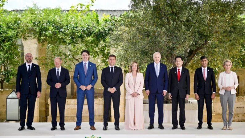 (Esquerda-direita) O presidente do Conselho Europeu, Charles Michel, o chanceler alemão, Olaf Scholz, o primeiro-ministro canadense, Justin Trudeau, o presidente francês, Emmanuel Macron, a primeira-ministra italiana, Giorgia Meloni, o presidente dos EUA, Joe Biden, o primeiro-ministro japonês, Fumio Kishida, o primeiro-ministro britânico, Rishi Sunak, e a presidente da Comissão Europeia, Ursula von der Leyen, posam para uma foto de família durante uma cerimônia de boas-vindas no primeiro dia da 50ª cúpula do G7 em Borgo Egnazia, em 13 de junho de 2024, em Fasano, Itália. (Antonio Masiello/Getty Images)
