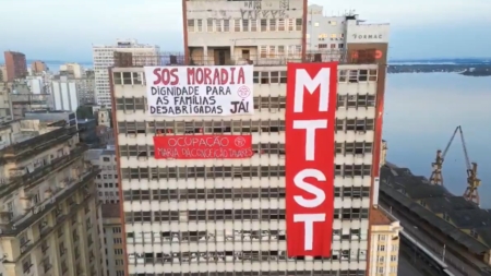 MTST invade antigo prédio do INSS em Porto Alegre