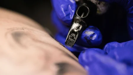 EUA está recolhendo tintas de tatuagem devido a “altas concentrações de microorganismos”