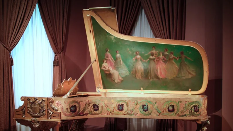 O primeiro piano da Casa Branca, da Steinway & Sons, com uma pintura de "America Receiving the Nine Muses" (América recebendo as nove musas), de Thomas Wilmer Dewing, dentro da tampa (Foto editada em cores por Mr.TinMD/CC BY-ND 2.0)
