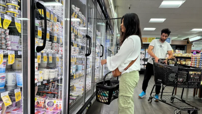 Um cliente faz compras em uma loja Safeway em São Francisco em 11 de junho de 2024. (Justin Sullivan/Getty Images)
