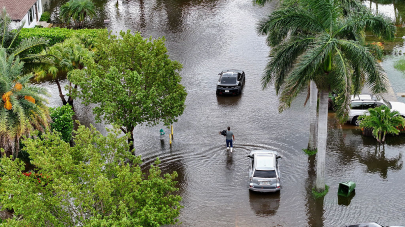 Em uma vista aérea, uma pessoa caminha por uma rua inundada em 13 de junho de 2024, em Hallandale Beach, Flórida (Foto de Joe Raedle/Getty Images)