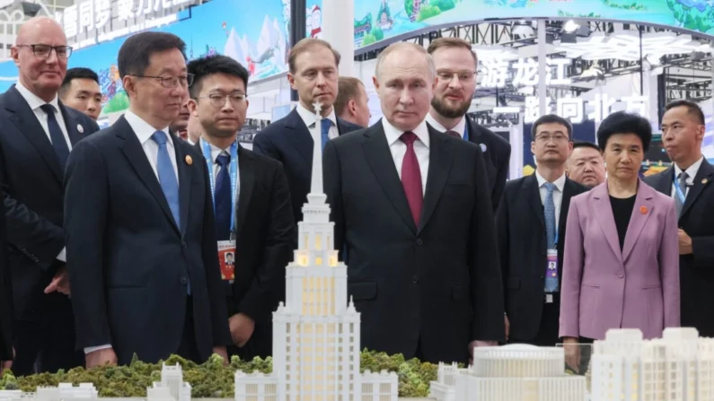 O presidente da Rússia, Vladimir Putin, visita uma exposição comercial Rússia-China na cidade de Harbin, no nordeste, em 17 de maio de 2024. (Mikhail Metzel / POOL / AFP via Getty Images)
