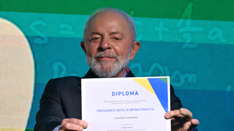 O presidente do Brasil, Luiz Inácio Lula da Silva, mostra um diploma aos participantes da cerimônia de premiação da 18ª Olimpíada Brasileira de Matemática das escolas públicas no Rio de Janeiro, Brasil, em 11 de junho de 2024 (Foto: MAURO PIMENTEL/AFP via Getty Images)